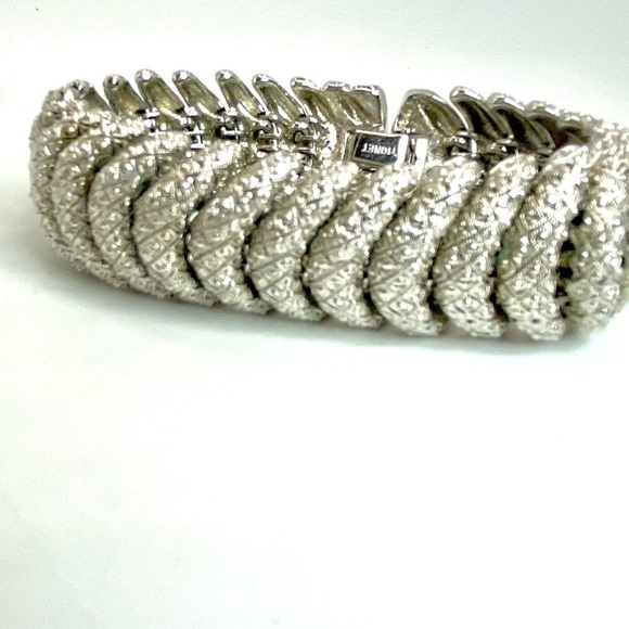VINTAGE Monet 60’s Etched Silver Tone Link Bracelet and matching clip earrings - Picture 10 of 15